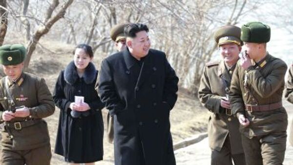 Nhà lãnh đạo CHDCND Triều Tiên Kim Jong-un với em gái Kim Yo-jong - Sputnik Việt Nam