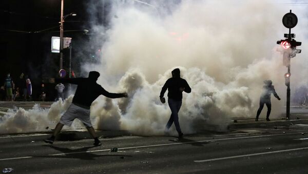 Sử dụng hơi cay trấn áp bạo loạn ở Belgrade - Sputnik Việt Nam