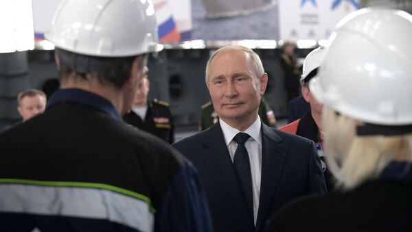 Vladimir Putin trò chuyện với các nhân viên của nhà máy Zaliv ở Kerch  trong buổi lễ khởi công đóng tàu chiến. - Sputnik Việt Nam