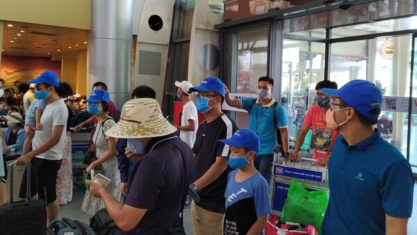 Tất cả hành khách đều thực hiện việc đeo khẩu trang tại Sân bay quốc tế Đà Nẵng. - Sputnik Việt Nam