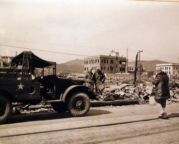 Quân đội Hoa Kỳ trên đường phố Hiroshima bị phá hủy sau vụ ném bom nguyên tử - Sputnik Việt Nam