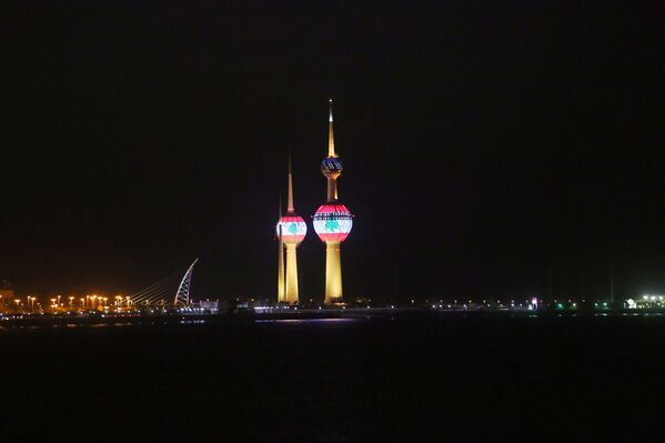 Cờ Lebanon chiếu trên những ngọn tháp ở Kuwait, thể hiện tình đoàn kết, sau vụ nổ ở Beirut - Sputnik Việt Nam