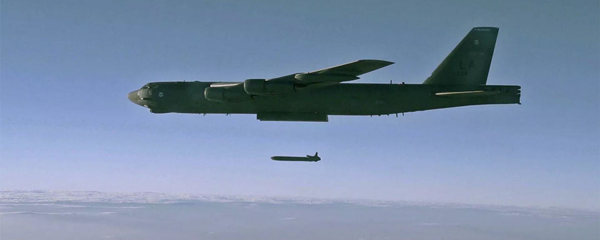 Phóng tên lửa hành trình AGM-86B từ máy bay ném bom chiến lược B-52H Stratofortress trên bãi thử ở Utah - Sputnik Việt Nam, 1920, 31.07.2023