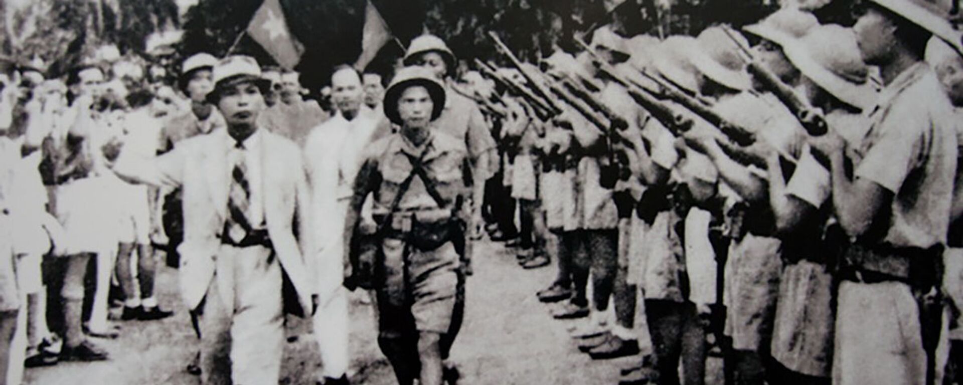 Các thành viên tổ chức chính tri-quân sự Việt Minh thời Cách mạng tháng Tám năm 1945 ở Việt Nam. - Sputnik Việt Nam, 1920, 08.01.2024