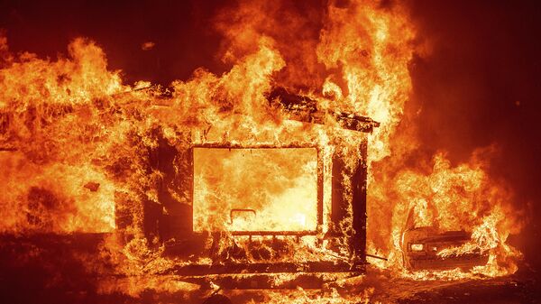 Nhà và xe cháy ở hạt Napa, California trong trận cháy rừng - Sputnik Việt Nam