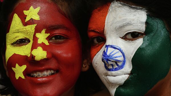 Các cô gái với hình ảnh quốc kỳ của Ấn Độ và Trung Quốc. - Sputnik Việt Nam