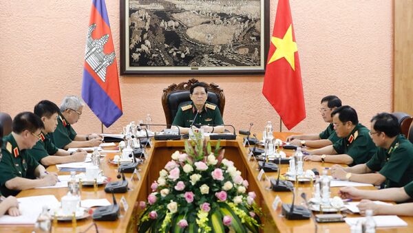 Đại tướng Ngô Xuân Lịch, Bộ trưởng Bộ Quốc phòng và các thành viên đoàn tham dự điện đàm tại điểm cầu Hà Nội - Sputnik Việt Nam