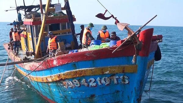 Bộ đội Biên phòng tỉnh Quảng Trị xử lý hành vi khai thác hải sản của một tàu cá sử dụng tàu lưới kéo (giã cào) - Sputnik Việt Nam