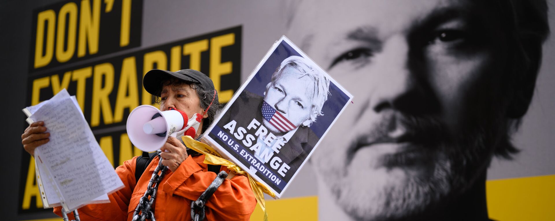 Người ủng hộ Julian Assange trong cuộc biểu tình chống lại việc dẫn độ Julian Assange ở London, Vương quốc Anh - Sputnik Việt Nam, 1920, 13.12.2021