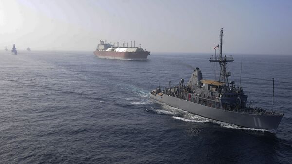 Hạm đội Hải quân Hoa Kỳ hộ tống tàu LNG - Sputnik Việt Nam
