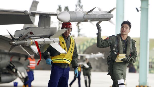 Một phi công kiểm tra tên lửa trong một cuộc tập trận. Đài Đông. Đài loan - Sputnik Việt Nam