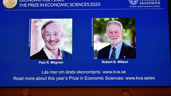 Những người đoạt giải Nobel Kinh tế Paul Milgrom và Robert Wilson. - Sputnik Việt Nam
