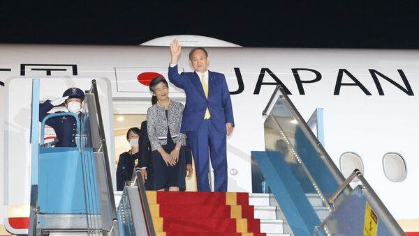 Thủ tướng Nhật Bản Suga Yoshihide và Phu nhân đến sân bay quốc tế Nội Bài (Hà Nội) - Sputnik Việt Nam