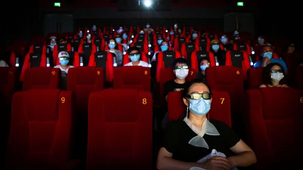 Khách đeo khẩu trang ở rạp chiếu phim Bắc Kinh, Trung Quốc. - Sputnik Việt Nam