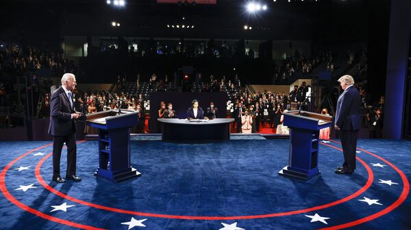 Ứng cử viên tổng thống Mỹ Joe Biden và Tổng thống Mỹ Donald Trump trong cuộc tranh luận cuối cùng. - Sputnik Việt Nam