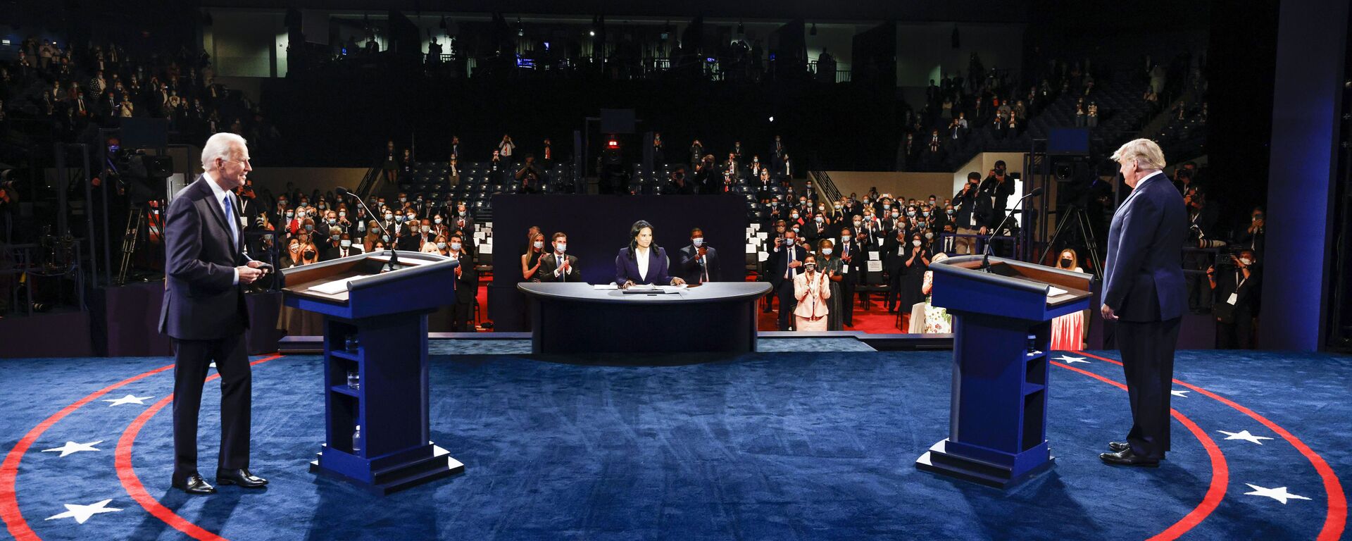 Ứng cử viên tổng thống Mỹ Joe Biden và Tổng thống Mỹ Donald Trump trong cuộc tranh luận cuối cùng. - Sputnik Việt Nam, 1920, 16.05.2024
