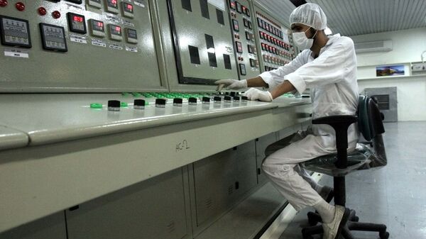 Kỹ thuật viên Iran làm việc tại nhà máy chế biến uranium - Sputnik Việt Nam