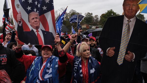 Những người tham gia cuộc biểu tình ủng hộ Donald Trump tập trung tại bãi đậu xe Trung tâm Palisades ở ngoại ô New York. - Sputnik Việt Nam