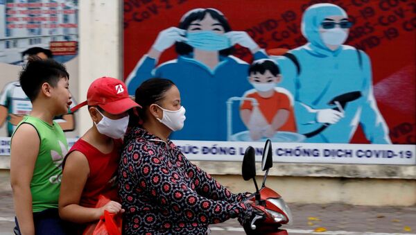  Người dân đeo khẩu trang đi xe máy ở Hà Nội. - Sputnik Việt Nam