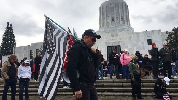 Mít tinh ủng hộ Tổng thống Mỹ đương nhiệm Donald Trump ở Salem, thủ phủ bang Oregon - Sputnik Việt Nam