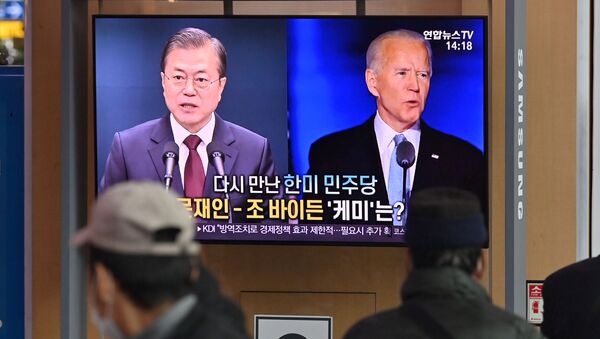 Joe Biden và Tổng thống Hàn Quốc Moon Jaein trên màn hình TV. Ngày 9 tháng 11 năm 2020. - Sputnik Việt Nam