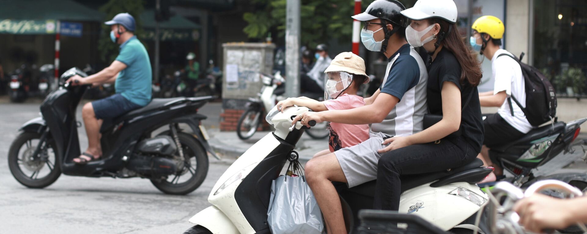 Cặp đôi đeo khẩu trang y tế đi xe máy ở Hà Nội, Việt Nam - Sputnik Việt Nam, 1920, 25.11.2020