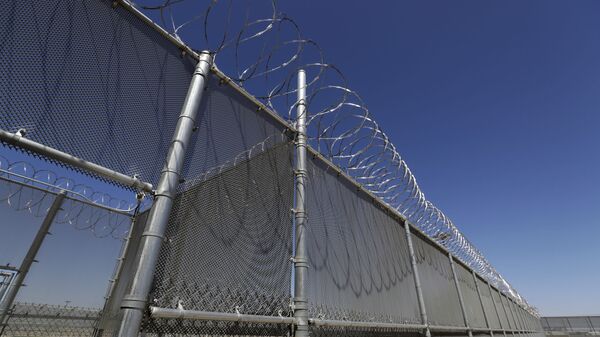 Dây thép gai xung quanh nhà tù ở Mỹ - Sputnik Việt Nam