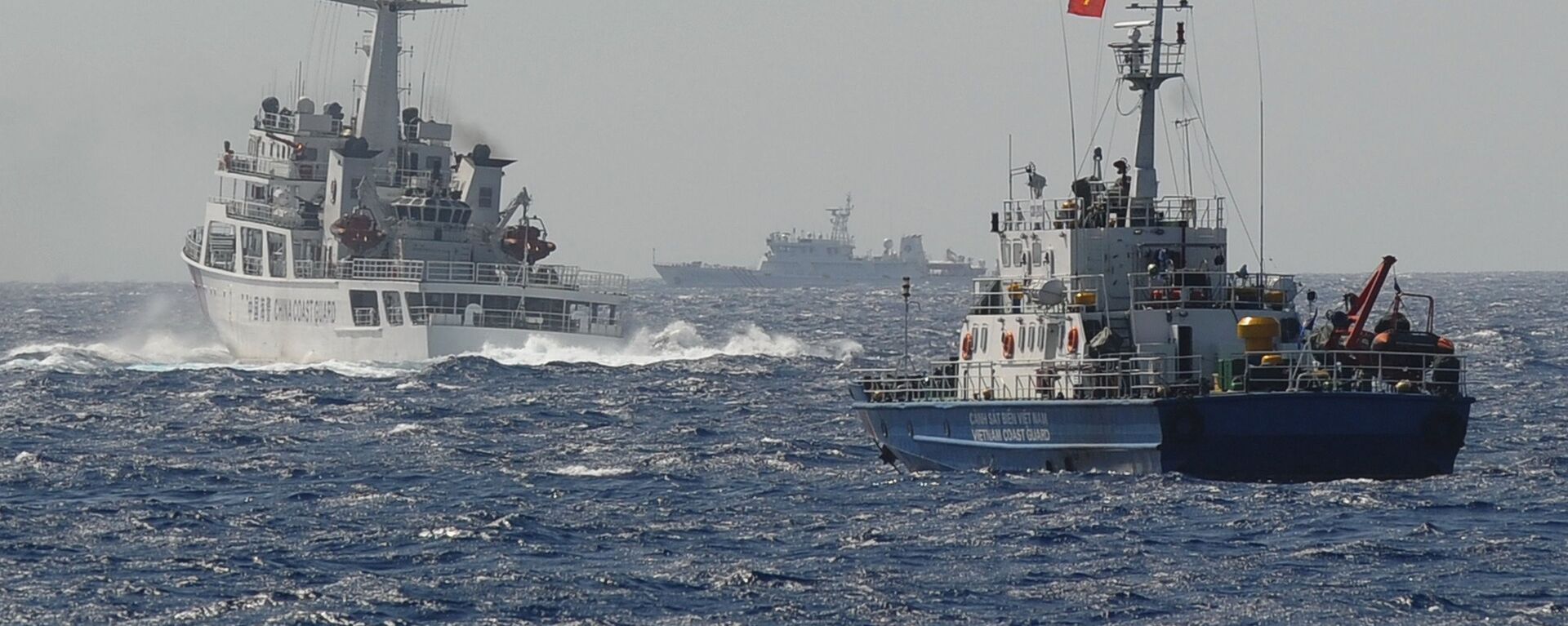 Tàu Cảnh sát biển Việt Nam và Trung Quốc gần vị trí đặt giàn khoan dầu của Trung Quốc trên Biển Đông - Sputnik Việt Nam, 1920, 08.07.2021
