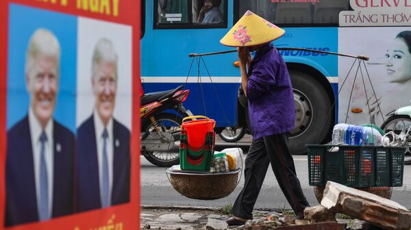 Phòng chụp ảnh bảng quảng cáo mô tả Tổng thống Mỹ Donald Trump tại Hà Nội, Việt Nam - Sputnik Việt Nam