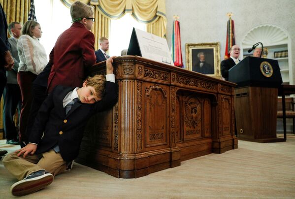 Cháu trai vận động viên người Mỹ Dan Gable tựa vào bàn trong khi ông nội phát biểu tại Nhà Trắng, Washington - Sputnik Việt Nam
