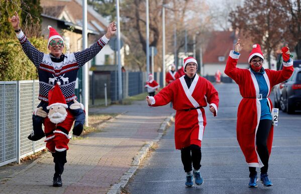 Những người trong trang phục ông già Noel trong cuộc chạy thi St. Nicholas ở Berlin, Đức - Sputnik Việt Nam