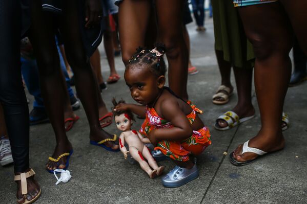 Bé gái mang theo búp bê trong cuộc biểu tình ở Duque de Caxias, Brazil - Sputnik Việt Nam