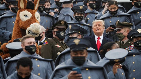 Tổng thống Hoa Kỳ Trump giữa các học viên Quân đội Hoa Kỳ ở West Point - Sputnik Việt Nam