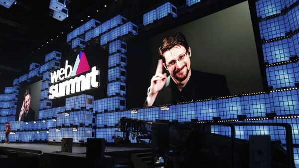 Cựu nhà thầu Cơ quan An ninh Quốc gia Hoa Kỳ Edward Snowden phát biểu với những người tham dự thông qua liên kết video tại hội nghị công nghệ Web Summit ở Lisbon, Thứ Hai, ngày 4 tháng 11 năm 2019. Snowden đã sống ở Nga để thoát khỏi sự truy tố của Hoa Kỳ sau khi rò rỉ tài liệu mật nêu chi tiết các chương trình giám sát của chính phủ - Sputnik Việt Nam