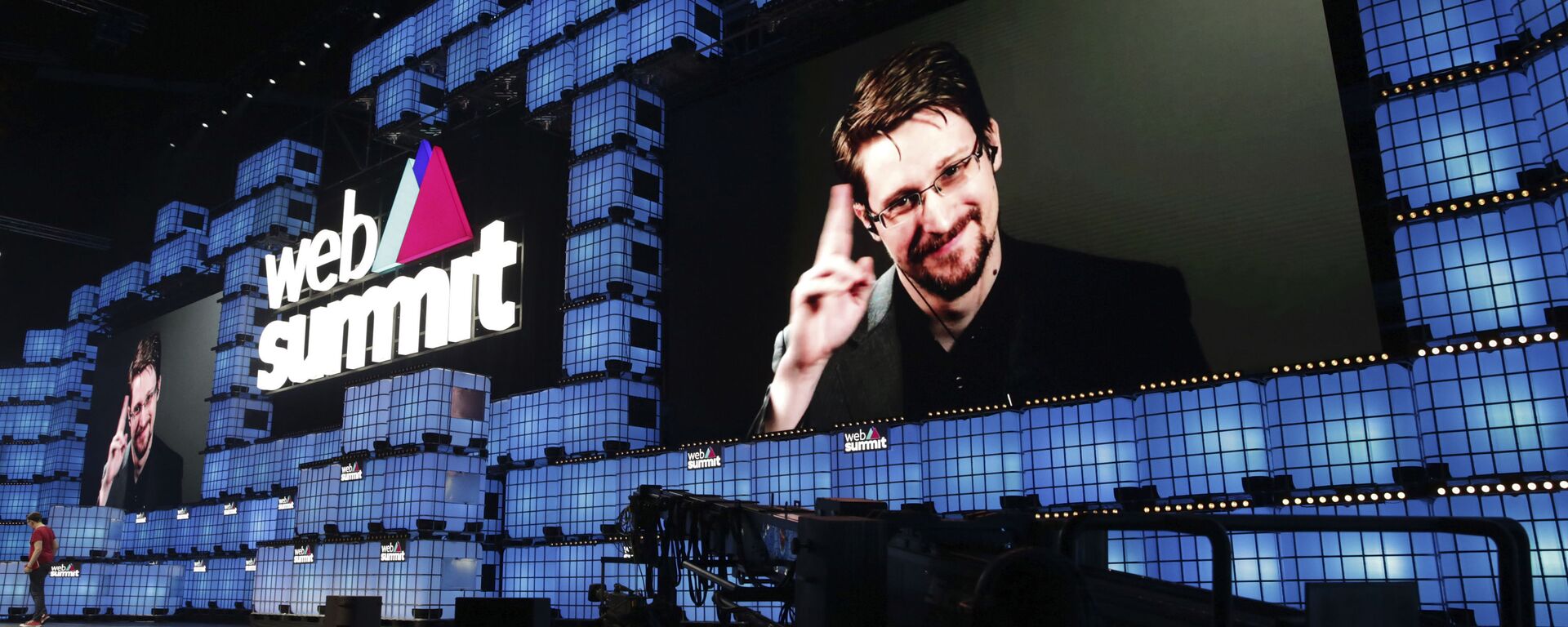 Cựu nhà thầu Cơ quan An ninh Quốc gia Hoa Kỳ Edward Snowden phát biểu với những người tham dự thông qua liên kết video tại hội nghị công nghệ Web Summit ở Lisbon, Thứ Hai, ngày 4 tháng 11 năm 2019. Snowden đã sống ở Nga để thoát khỏi sự truy tố của Hoa Kỳ sau khi rò rỉ tài liệu mật nêu chi tiết các chương trình giám sát của chính phủ - Sputnik Việt Nam, 1920, 19.12.2020