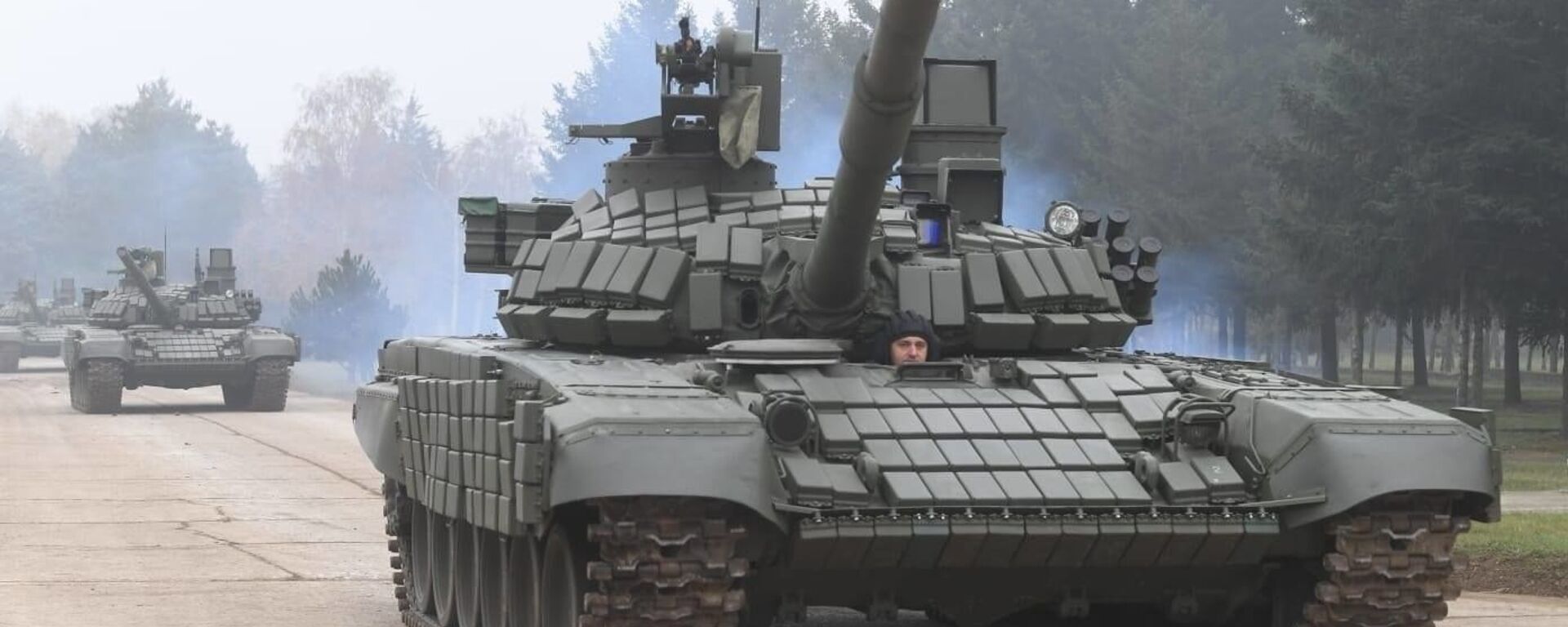 Tổng thống Serbia Aleksandar Vucic tại buổi kiểm tra xe tăng T-72MS nhận được theo thỏa thuận hợp tác kỹ thuật-quân sự với Nga - Sputnik Việt Nam, 1920, 21.11.2021