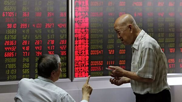 Mọi người theo dõi giá cổ phiếu tại một công ty môi giới ở Bắc Kinh - Sputnik Việt Nam