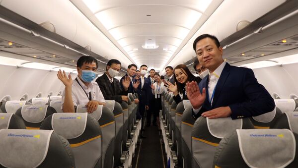 Chào đón phi hành đoàn máy bay A321CEO lần đầu tiên hạ cánh tại Cảng Hàng không Quốc tế Phú Bài. - Sputnik Việt Nam