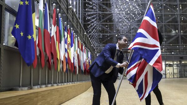 Nhân viên bộ phận nghị định gỡ bỏ cờ Vương quốc Anh khỏi tòa nhà Châu Âu ở Brussels. - Sputnik Việt Nam