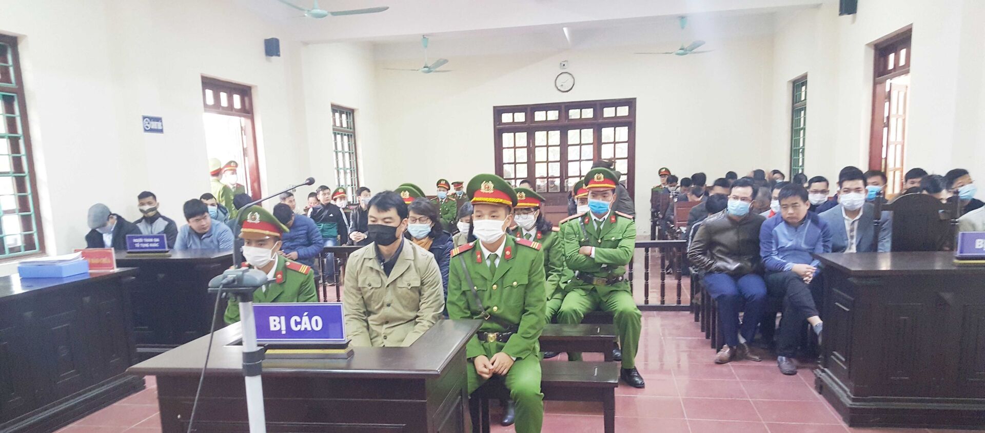 Phiên tòa xét xử vụ 4 cựu thanh tra Bộ Xây dựng ‘vòi tiền’ ở Vĩnh Phúc. - Sputnik Việt Nam, 1920, 04.01.2021
