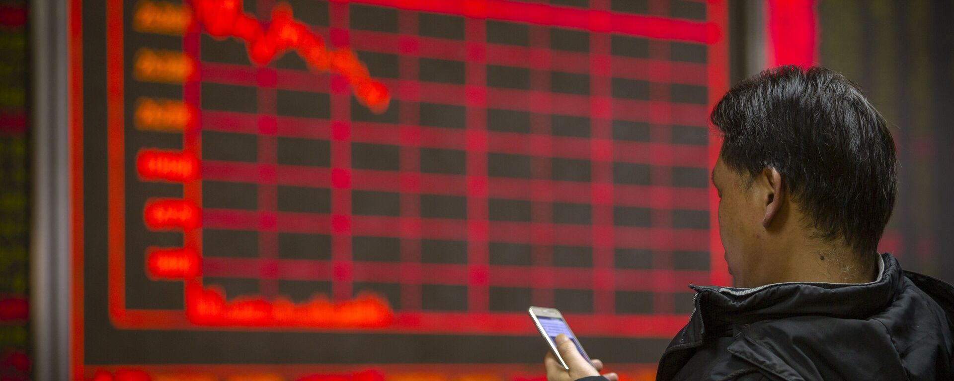 Người đàn ông theo dõi giá cổ phiếu tại một công ty môi giới ở Bắc Kinh - Sputnik Việt Nam, 1920, 01.07.2022