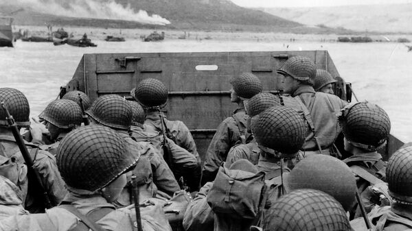 Cuộc đổ bộ của quân đội Mỹ trên một tàu đổ bộ trên bãi biển Normandy của Omaha, Pháp, ngày 6 tháng 6 năm 1944. - Sputnik Việt Nam