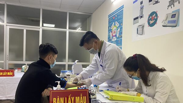 Các tình nguyện viên được kiểm tra sức khoẻ trước khi tiêm mũi vaccine ngừa COVID-19 Nano Covax nhóm liều 50mcg. - Sputnik Việt Nam