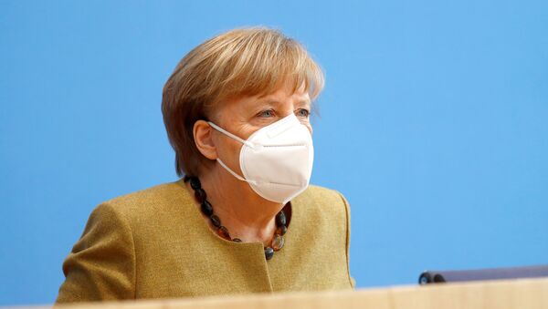 Thủ tướng Đức Angela Merkel rời đi sau một cuộc họp báo về tình hình hiện nay về sự lây lan của bệnh coronavirus (COVID-19), tại Berlin, Đức, ngày 21 tháng 1 năm 2021. - Sputnik Việt Nam