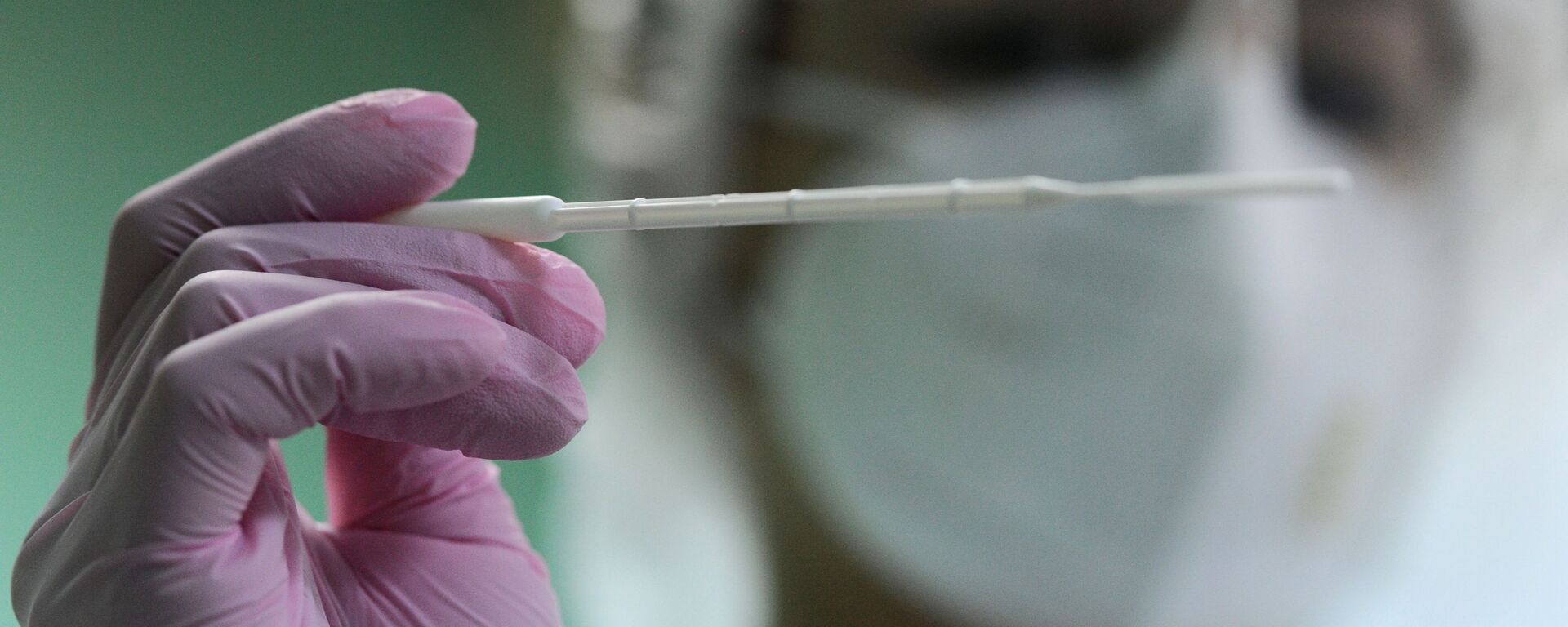 Một y tá với một đầu dò đa năng để làm xét nghiệm PCR cho coronavirus COVID-19 tại Phòng thí nghiệm Gemotest LLC ở thành phố Tambov - Sputnik Việt Nam, 1920, 29.11.2021