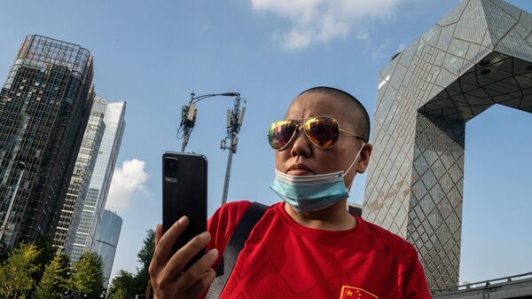 Người phụ nữ trước ăng-ten 5G ở Bắc Kinh - Sputnik Việt Nam