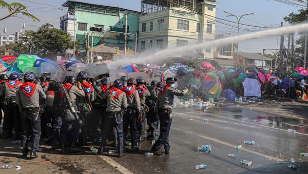  Cảnh sát phun vòi rồng vào người biểu tình trong hoạt động phản đối ở Myanmar. - Sputnik Việt Nam