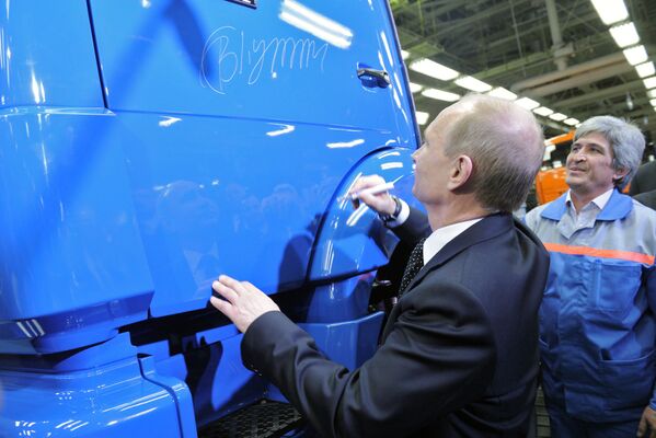 Tổng thống Vladimir Putin lưu lại chữ ký trên cửa xe tải trong chuyến thăm Nhà máy Sản xuất Xe tải KAMAZ ở Naberezhnye Chelny, Cộng hòa Tatarstan, LB Nga - Sputnik Việt Nam