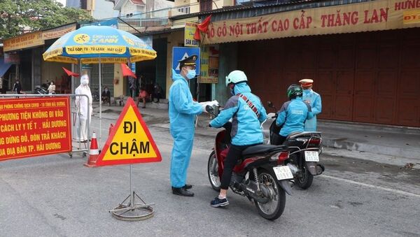 Chốt kiểm soát cấp tỉnh đặt ở ngã 3 chân cầu vượt Quán Gỏi, Hưng Thịnh, huyện Bình Giang. - Sputnik Việt Nam