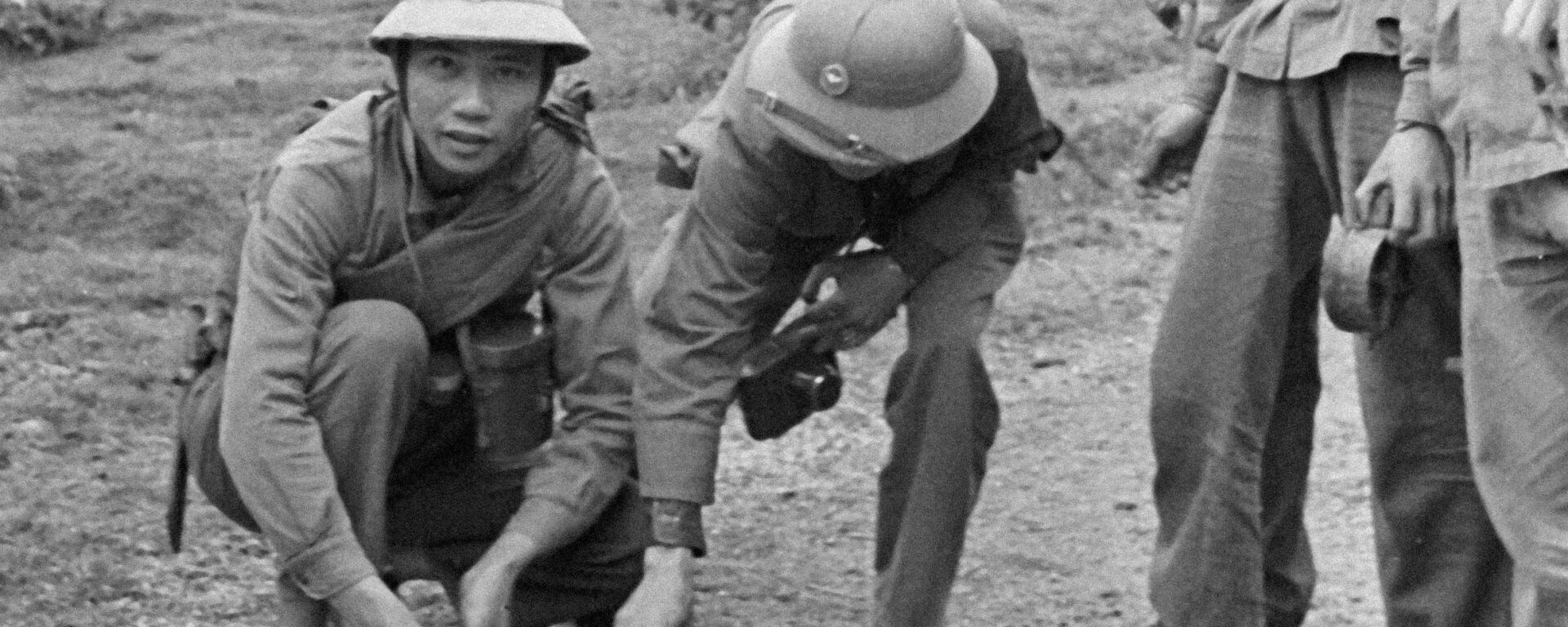 Đặc công Việt Nam gỡ mìn chống tăng. - Sputnik Việt Nam, 1920, 03.12.2021
